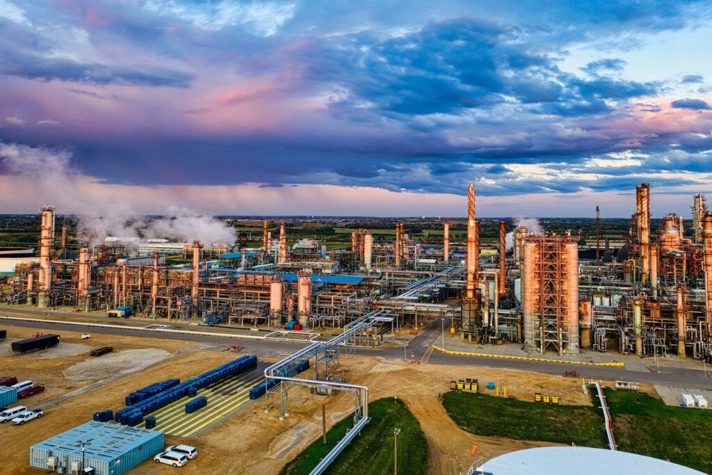 La monitorización de emisiones fugitivas es el conjunto de técnicas y sistemas empleados para detectar, medir y gestionar fugas no canalizadas de gases o partículas en instalaciones industriales. - Kunak