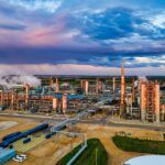 La monitorización de emisiones fugitivas es el conjunto de técnicas y sistemas empleados para detectar, medir y gestionar fugas no canalizadas de gases o partículas en instalaciones industriales. - Kunak