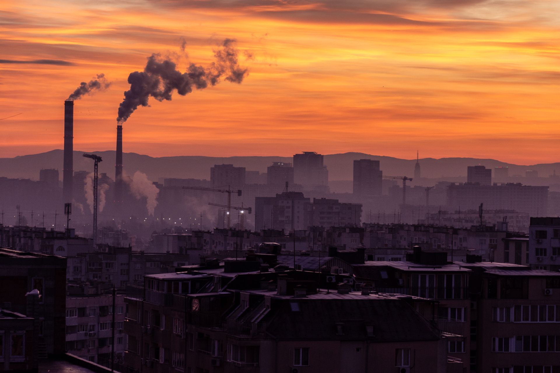 La monitorización continua de las emisiones por chimenea no sustituye a la medición regulatoria en chimenea, sino que aporta la visibilidad necesaria para entender cómo esas emisiones se traducen en calidad del aire real fuera del punto de descarga. - Kunak