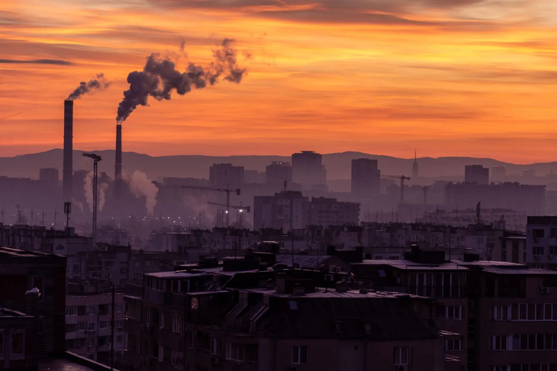 La monitorización continua de las emisiones por chimenea no sustituye a la medición regulatoria en chimenea, sino que aporta la visibilidad necesaria para entender cómo esas emisiones se traducen en calidad del aire real fuera del punto de descarga. - Kunak