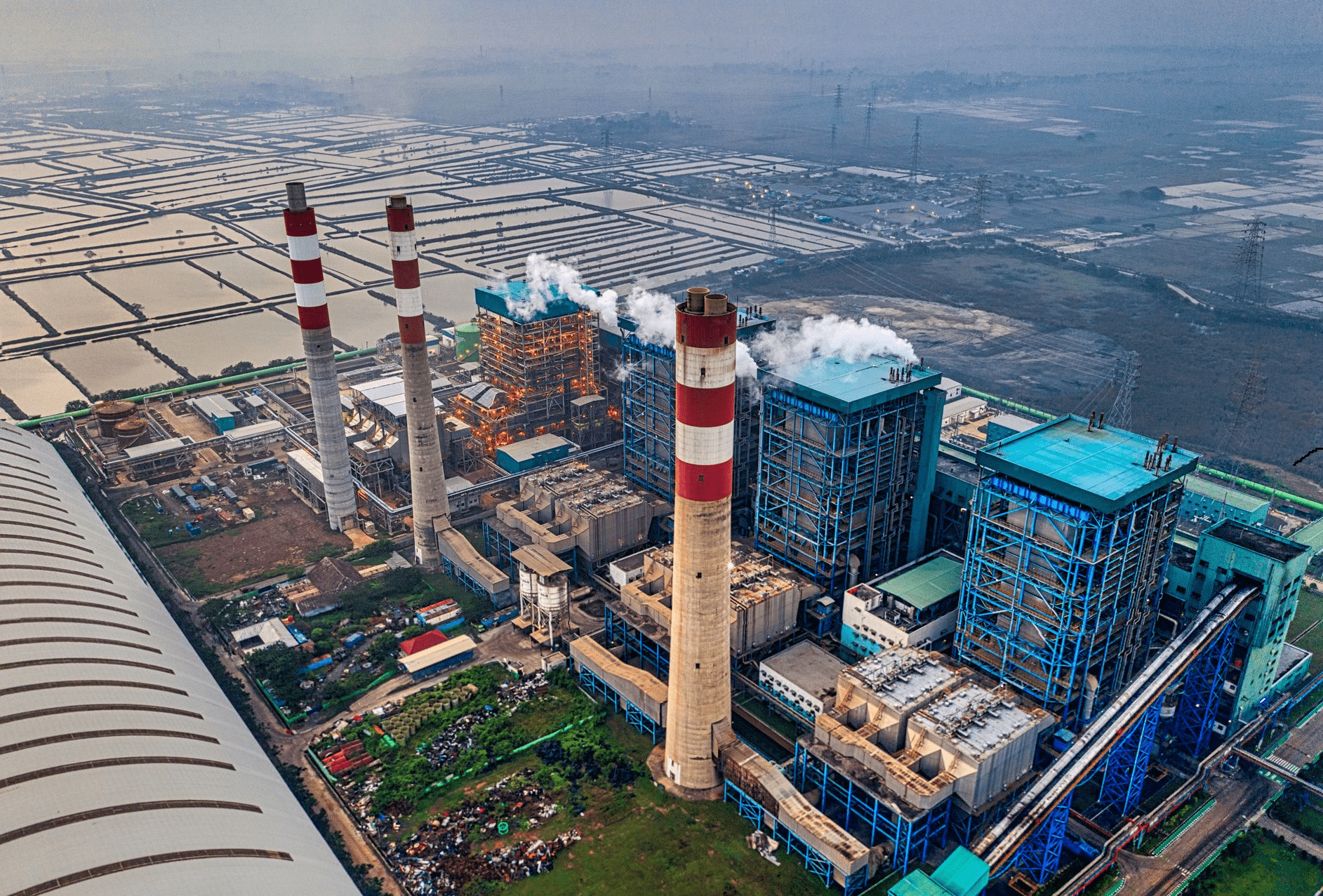 La composición de las emisiones por chimenea depende del combustible y del proceso industrial, lo que determina qué contaminantes deben monitorizarse y cómo hacerlo. - Kunak