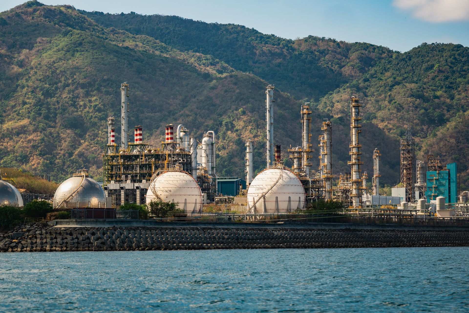 Las emisiones más relevantes que se producen en las refinerías se producen en los hornos de proceso, que aportan la energía térmica necesaria para reacciones como la destilación, el reformado catalítico, el hidrotratamiento o la alquilación. - Kunak