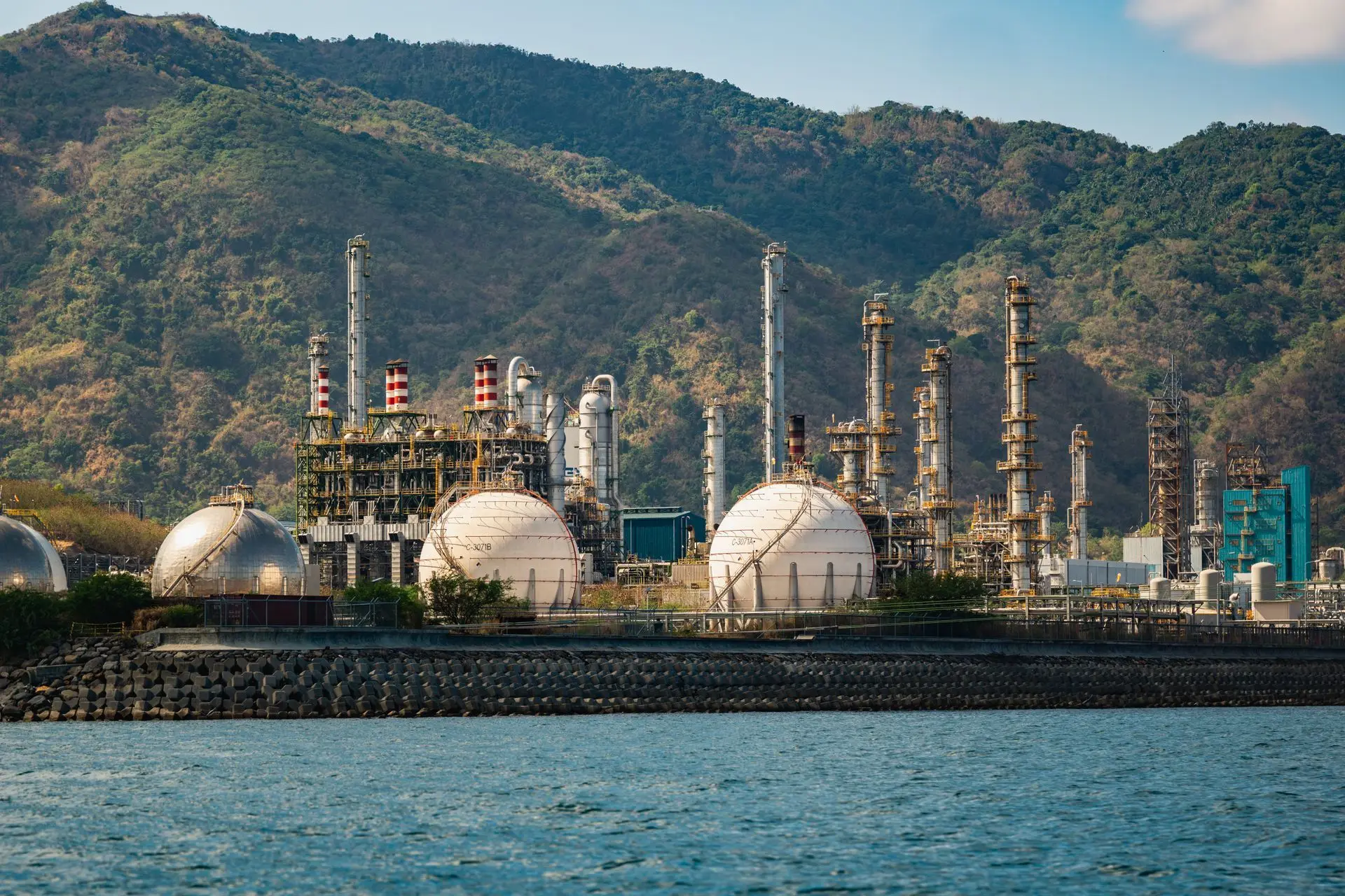 Las emisiones más relevantes que se producen en las refinerías se producen en los hornos de proceso, que aportan la energía térmica necesaria para reacciones como la destilación, el reformado catalítico, el hidrotratamiento o la alquilación. - Kunak