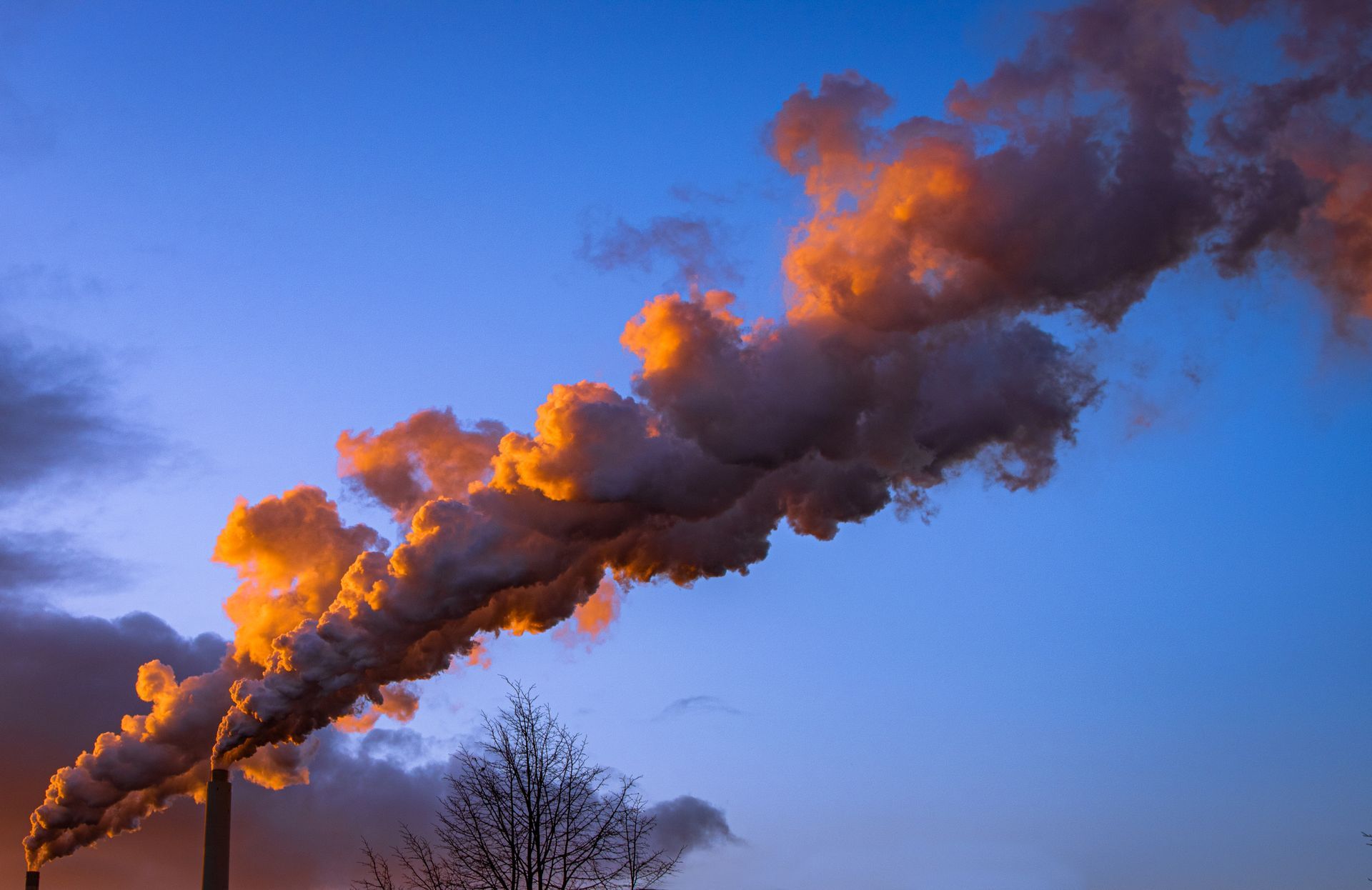 Las emisiones de chimeneas industriales suelen contener variedad de contaminantes, desde óxidos de nitrógeno y azufre hasta partículas y compuestos orgánicos volátiles. - Kunak