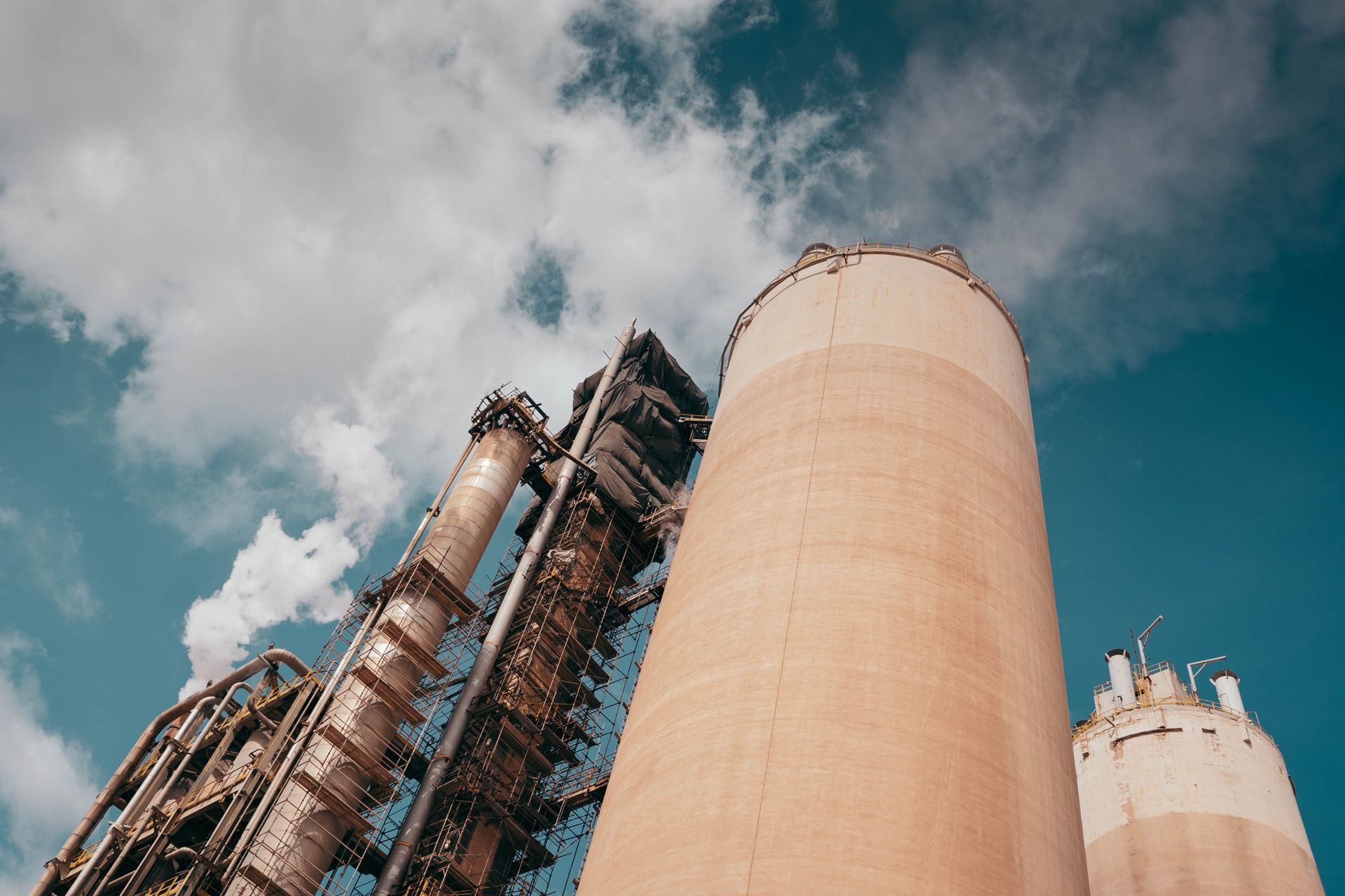 Las emisiones de chimenea industrial, al tratarse de un foco puntual o fuente estacionaria, hacen que el gas de combustión circule por un conducto de evacuación identificable antes de salir al exterior. - Kunak