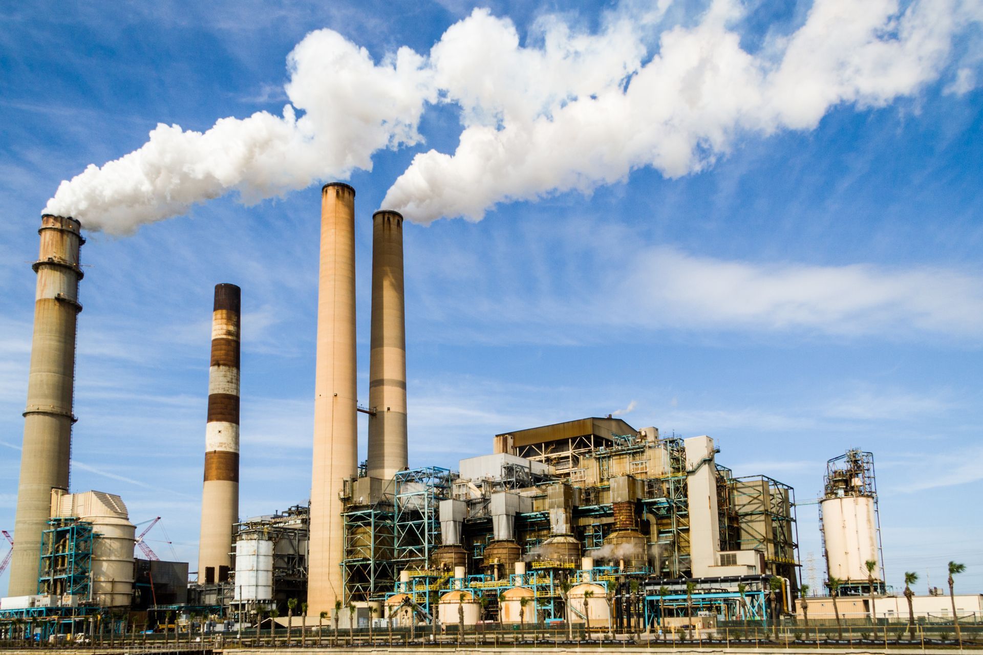 La monitorización ambiental y perimetral son la capa complementaria para abarcar el alcance de las emisiones reales de las chimeneas industriales sobre la calidad del aire alrededor del punto de emisión. - Kunak
