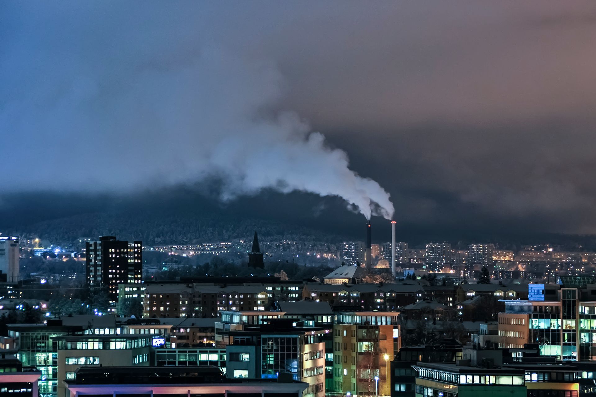 Las emisiones por chimenea son gases y partículas liberados a la atmósfera a través de chimeneas, conductos o salidas de fuentes industriales estacionarias. - Kunak