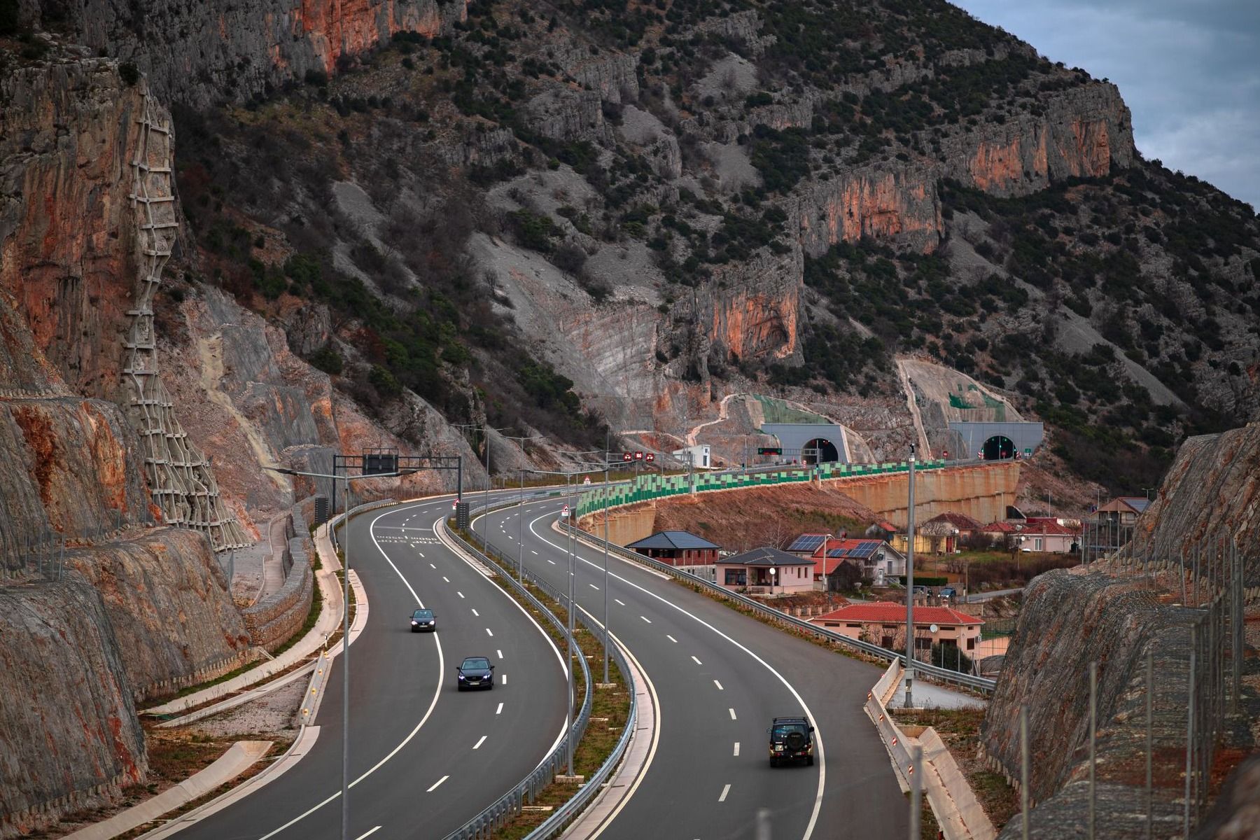 Le comportement des polluants dans l'air d'un tunnel change radicalement selon que l'on analyse une circulation fluide face à un bouchon à l'intérieur du tunnel. - Kunak