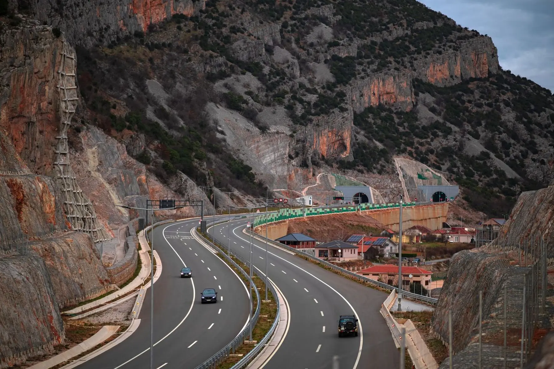 Le comportement des polluants dans l'air d'un tunnel change radicalement selon que l'on analyse une circulation fluide face à un bouchon à l'intérieur du tunnel. - Kunak