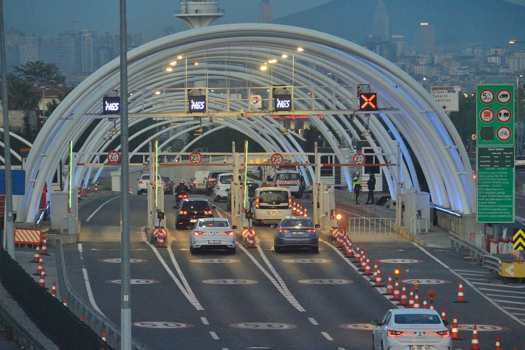Le tunnel Eurasia, à Istanbul, intègre six groupes de capteurs répartis sur chaque niveau du tunnel, en plus de stations de surveillance extérieure situées près de ses deux cheminées de ventilation. - Kunak