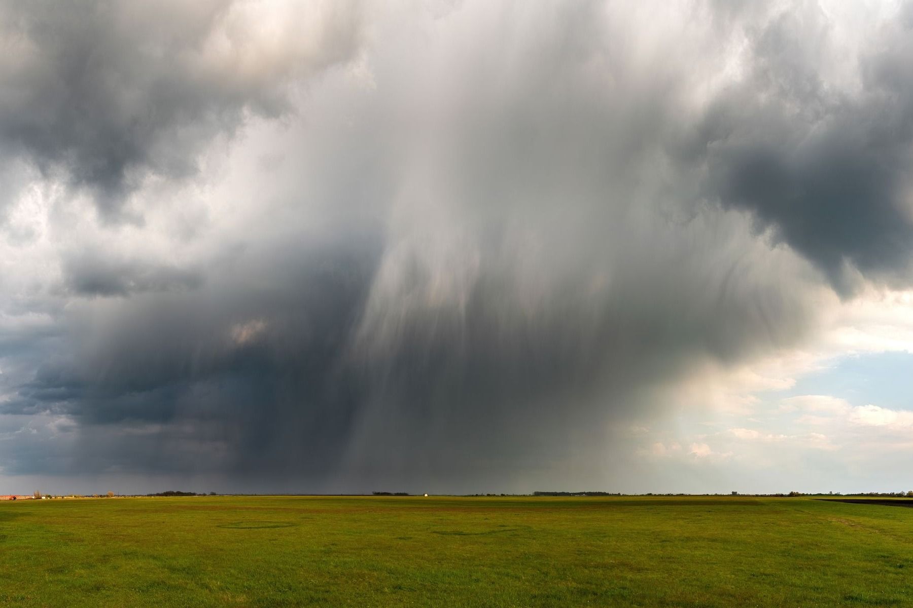 La monitorización ambiental, además de generar los datos necesarios para comprender como evolucionan y se relacionan entre sí las condiciones atmosféricas y variables ambientales, aporta la evidencia para el seguimiento de las tendencias en contaminantes, estudios de impacto y modelos de calidad del aire. - Kunak