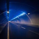La monitorización de la calidad del aire en túneles consiste en medir continuamente gases, partículas, visibilidad y condiciones del flujo de aire para proteger a usuarios y trabajadores y controlar la ventilación. - Kunak
