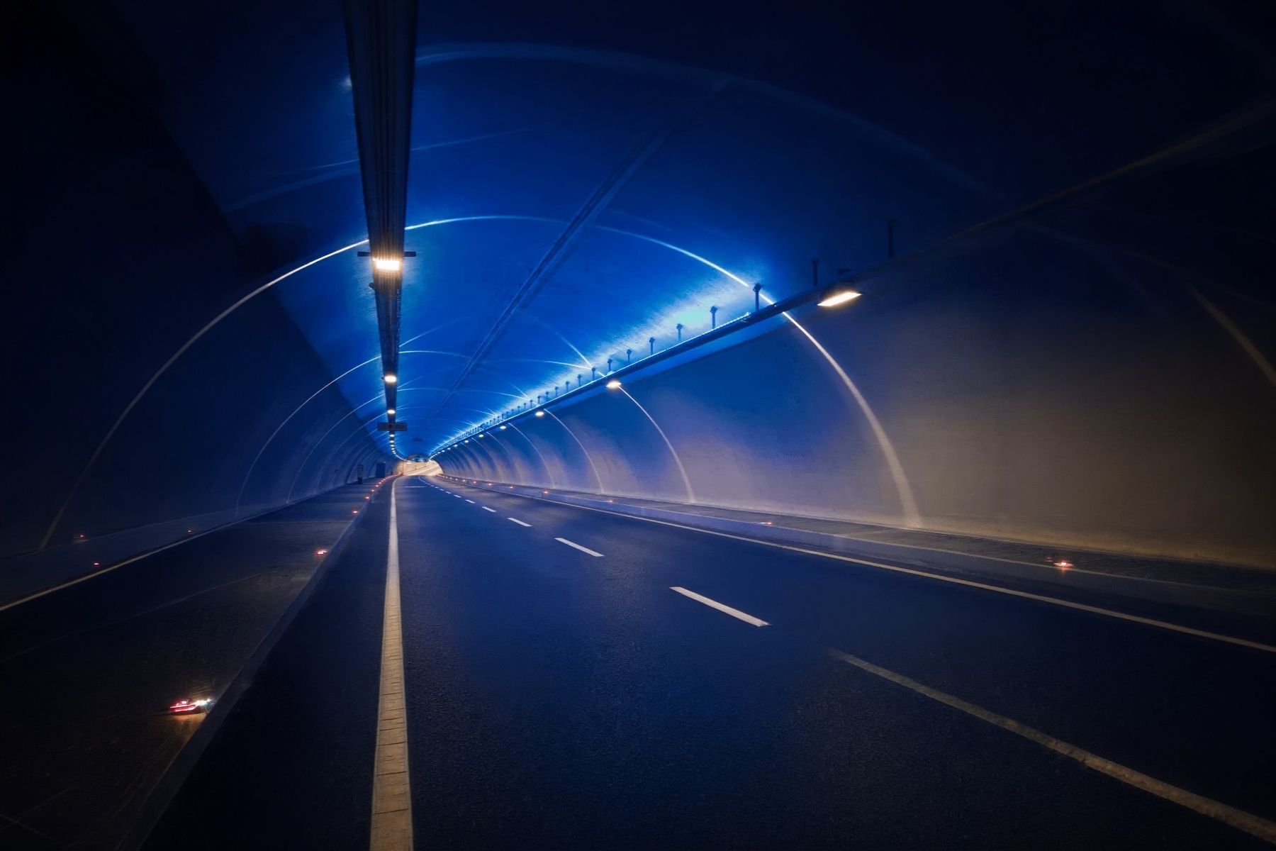La surveillance de la qualité de l'air dans les tunnels consiste à mesurer en continu les gaz, les particules, la visibilité et les conditions d'écoulement de l'air afin de protéger les usagers et les travailleurs et de contrôler la ventilation. - Kunak