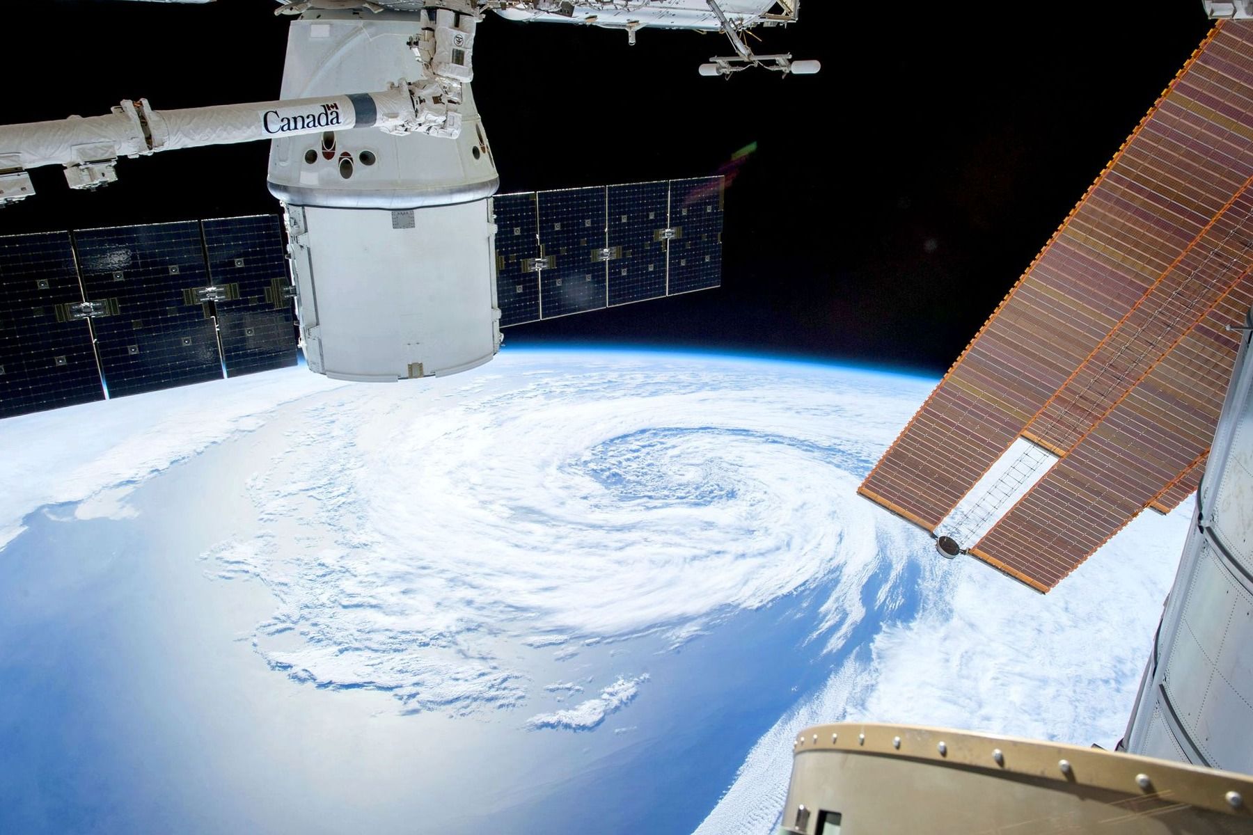 La perspectiva espacial de las variables climáticas que ofrecen los satélites es complementaria a las mediciones in situ y resulta clave para monitorizar regiones con escasas estaciones terrestres. - Kunak