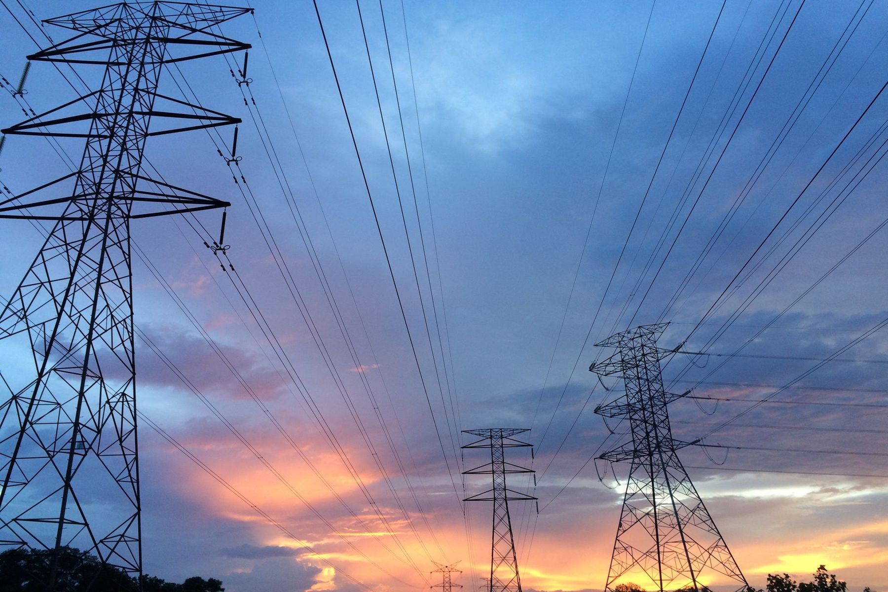 La generación eléctrica, la producción de calor, el refino de combustibles, el transporte por carretera, la aviación, el transporte marítimo y numerosos procesos industriales liberan grandes cantidades de CO2 y otros GEI. - Kunak