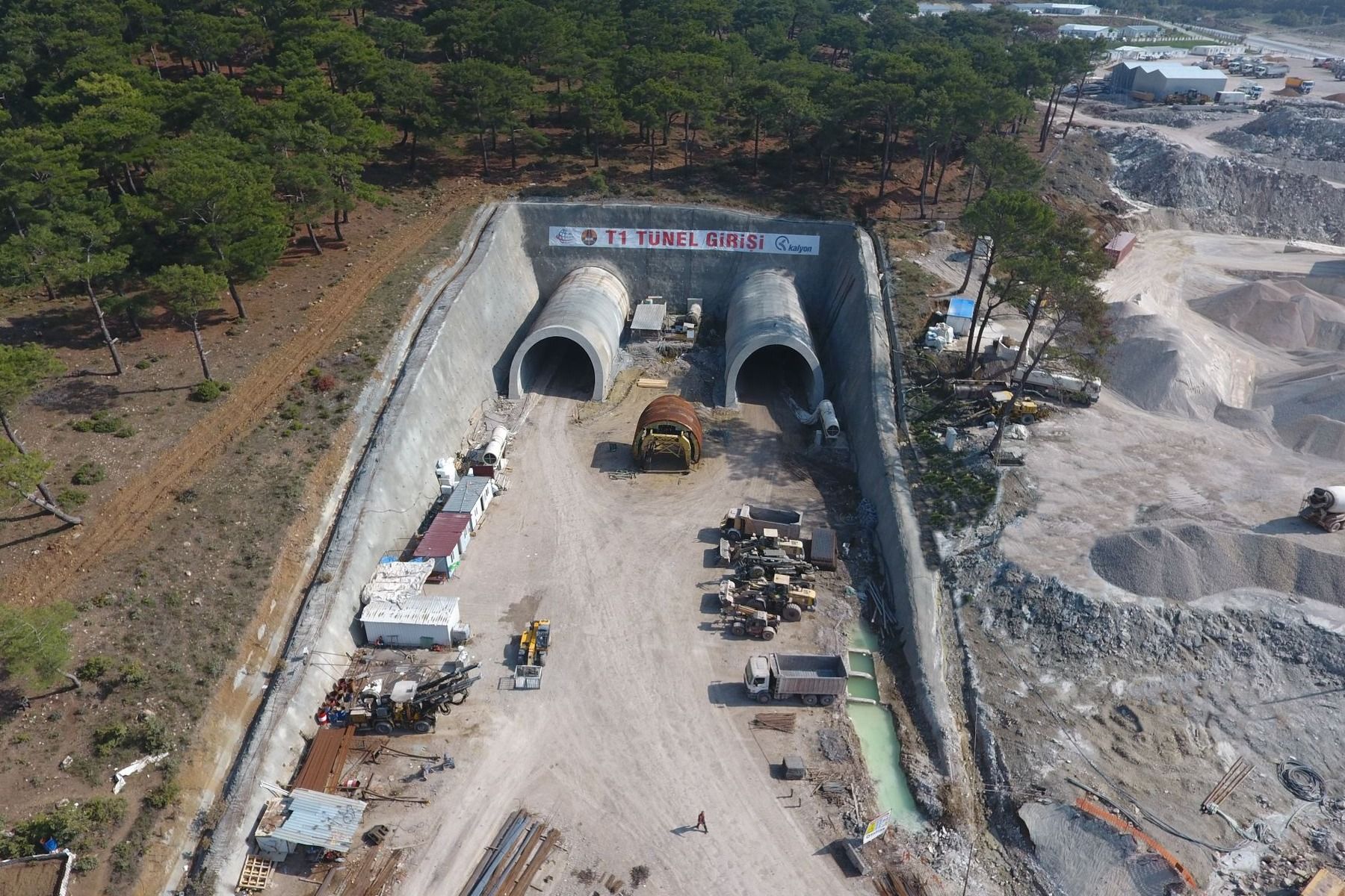 Les particules en suspension présentes dans un tunnel ne proviennent pas uniquement du pot d'échappement. À l'usure des freins et des pneus, et à la remise en suspension des poussières déposées sur la chaussée par le passage continu des véhicules, s'ajoute la construction, tant celle du tunnel lui-même que les travaux de maintenance ultérieurs, qui génèrent également leur propre charge de particules. - Kunak