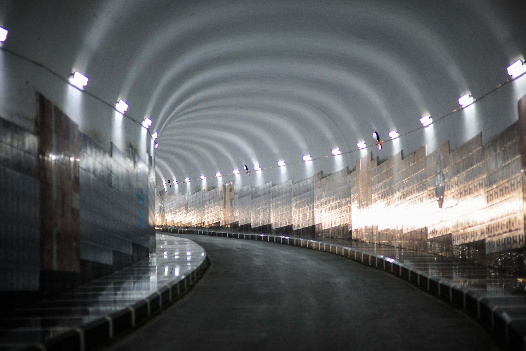 Mesurer la qualité de l'air dans un tunnel ne répond pas uniquement à un critère technique. Dans de nombreux pays, un cadre réglementaire fixe ce qui doit être mesuré, comment le faire et quels niveaux de sécurité doivent être garantis. - Kunak