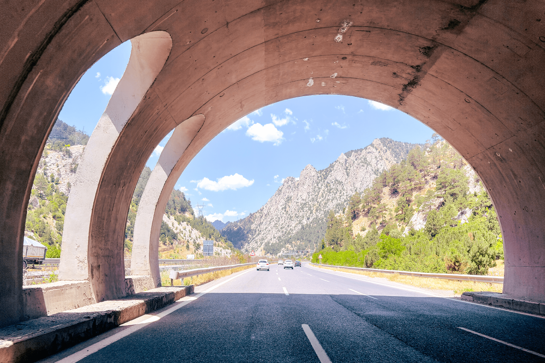 Les capteurs de qualité de l'air d'un tunnel se situent habituellement près des têtes d'entrée et de sortie. - Kunak