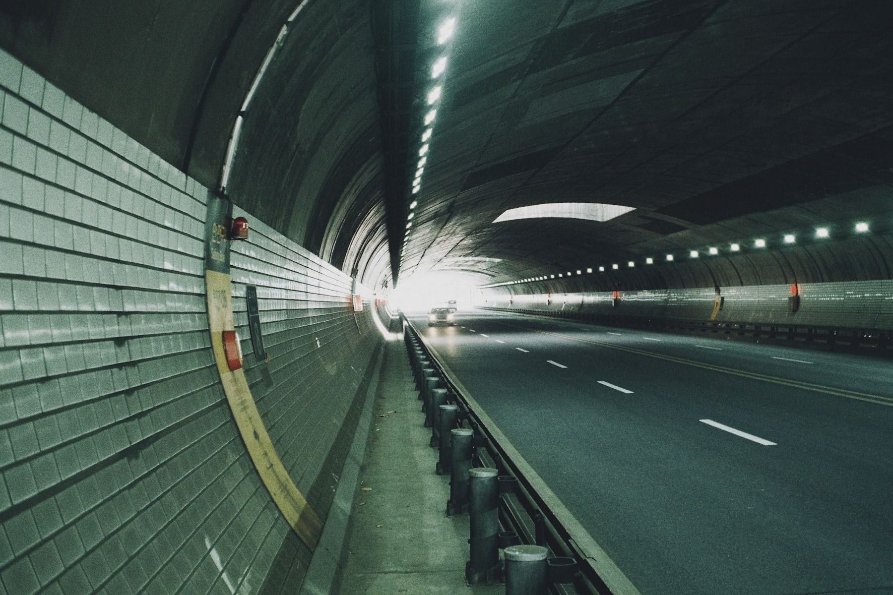 La surveillance d'un tunnel ne devrait pas s'arrêter à ses têtes d'accès. Les émissions générées à l'intérieur ne disparaissent pas une fois rejetées ; elles se dispersent dans l'environnement proche. - Kunak