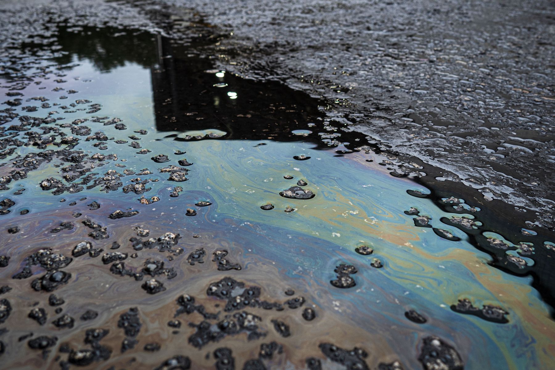 Las transferencias de producto entre tanques, cisternas, vagones ferroviarios, buques o camiones suponen un riesgo elevado de derrame petroquímico. - Kunak
