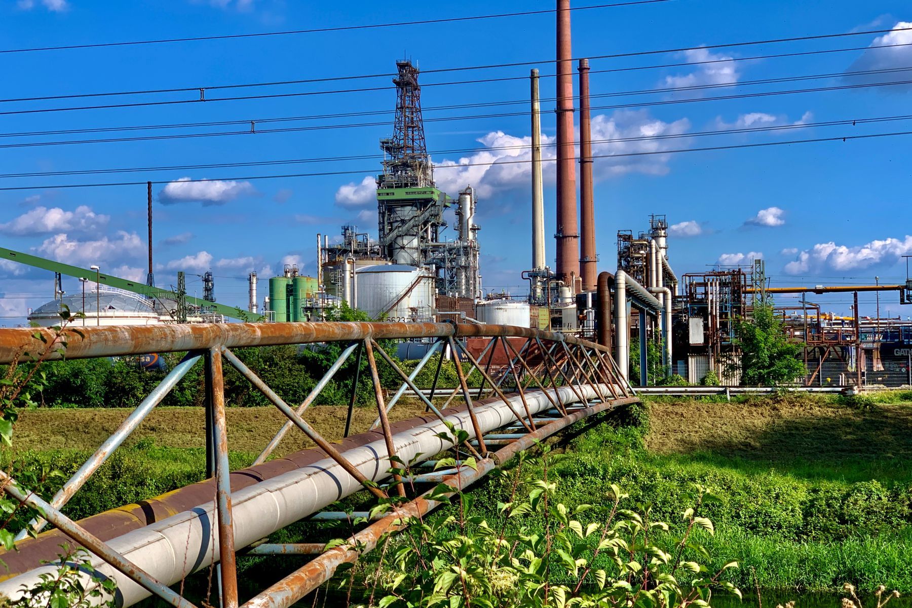 Las conducciones que transportan productos entre unidades de proceso, bombas, intercambiadores de calor y reactores también son fuentes potenciales de derrames petroquímicos. - Kunak