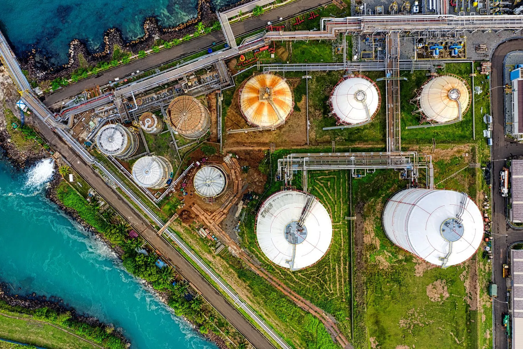 La pérdida de contención de un derrame petroquímico afecta a sustancias que normalmente se hallan en estado líquido, aunque algunas fracciones pueden pasar rápidamente a fase gaseosa al quedar expuestas a las condiciones atmosféricas. - Kunak