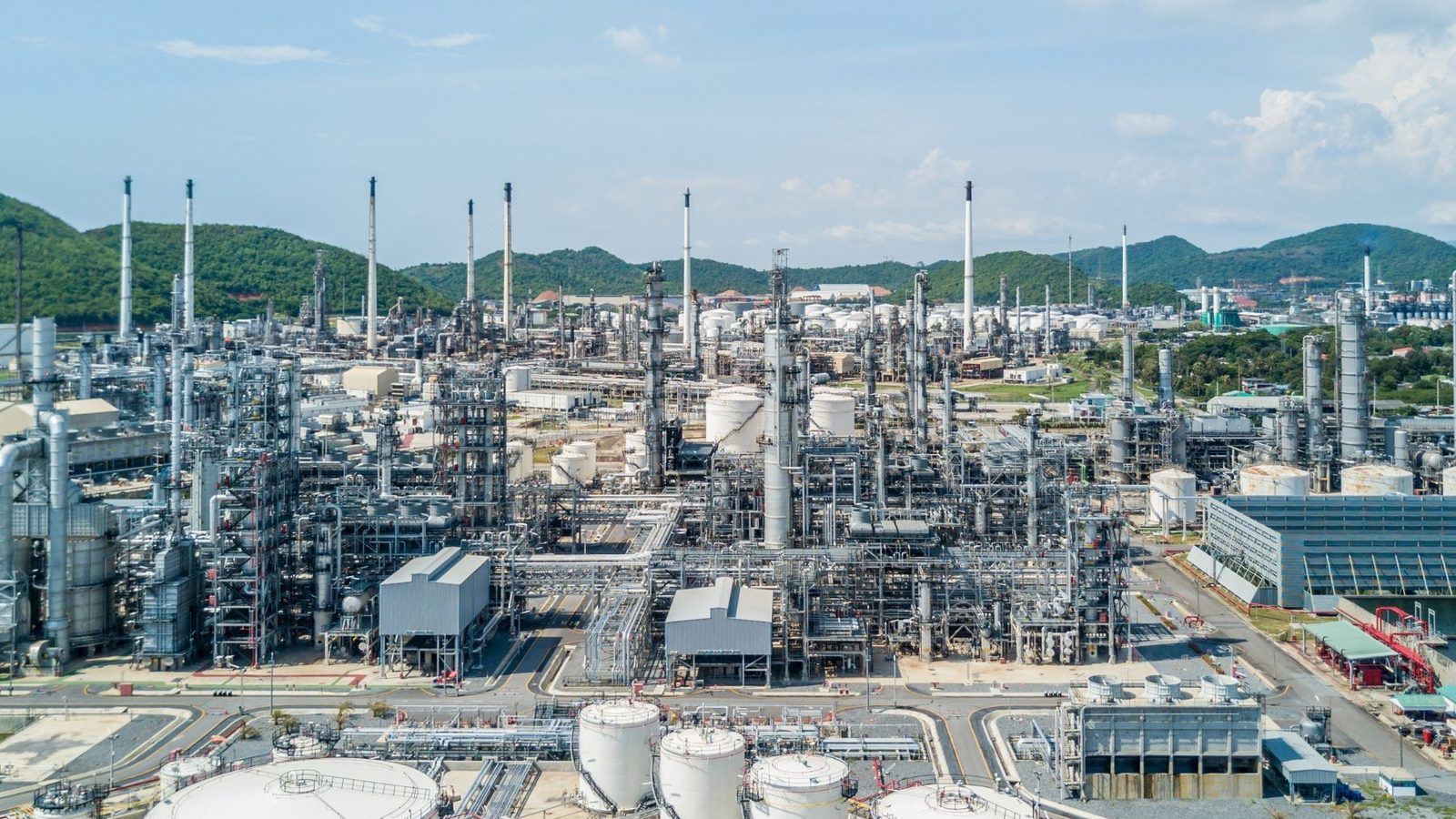 General view of a refinery, a typical setting for fenceline monitoring of industrial emissions. - Kunak
