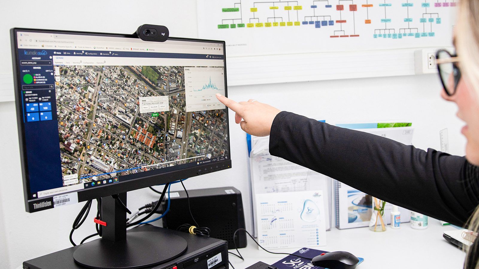 Technician viewing the sensor network map and a station's time series in Kunak AIR Cloud.