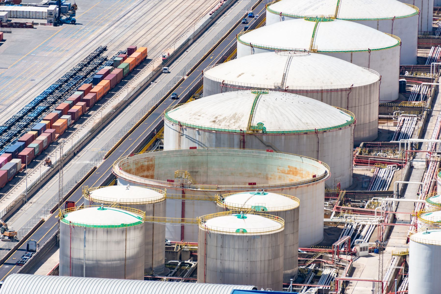 La gestión de las fracciones volátiles de los derrames petroquímicos combina contención y remediación con monitorización atmosférica, meteorología y análisis de dispersión para detectar episodios, evaluar su alcance y verificar las medidas correctivas. - Kunak