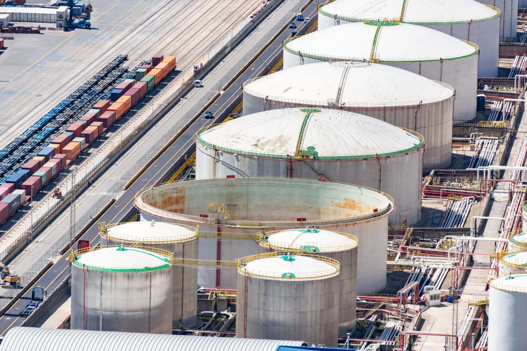 La gestión de las fracciones volátiles de los derrames petroquímicos combina contención y remediación con monitorización atmosférica, meteorología y análisis de dispersión para detectar episodios, evaluar su alcance y verificar las medidas correctivas. - Kunak