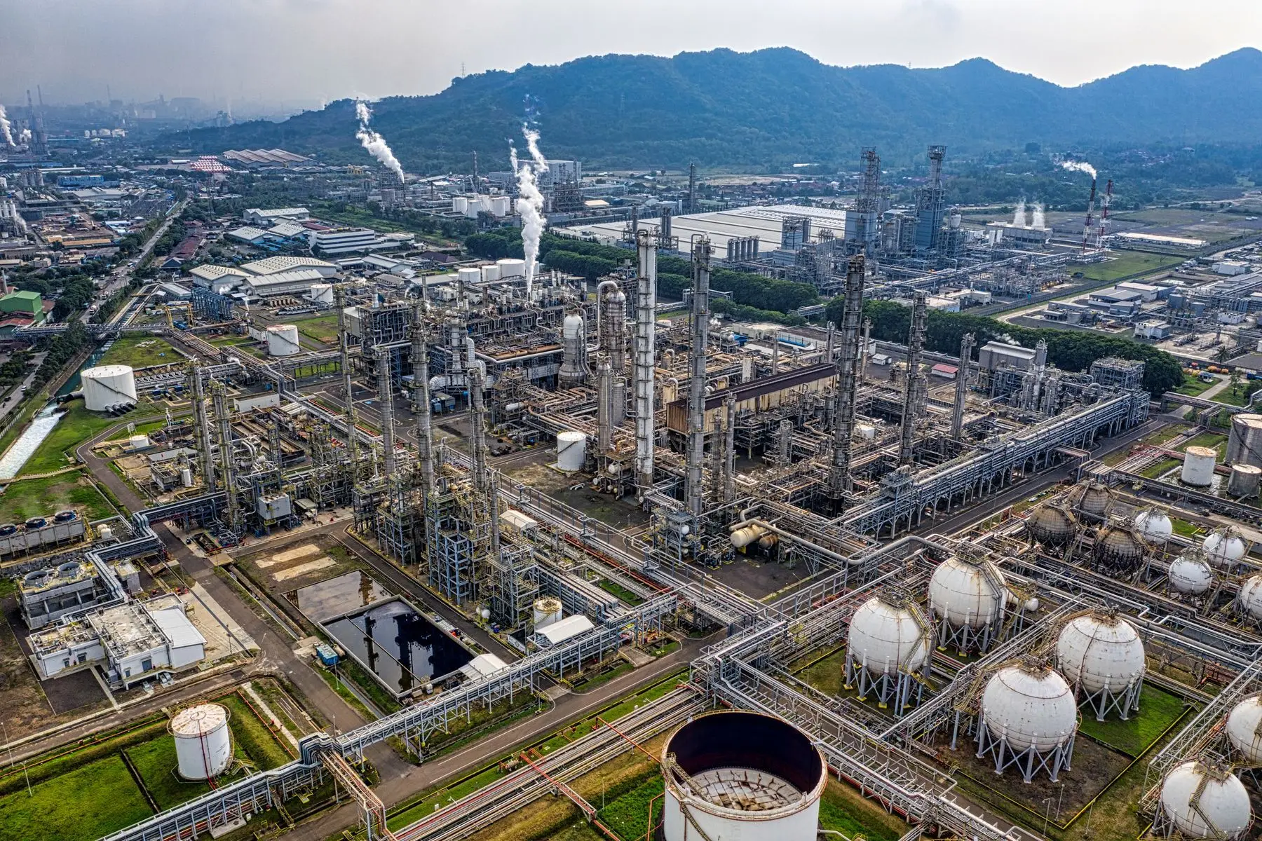Los derrames petroquímicos también pueden originarse a escala menor dentro de una instalación, una terminal de almacenamiento, una refinería, una zona de trasiego o durante operaciones de mantenimiento. - Kunak