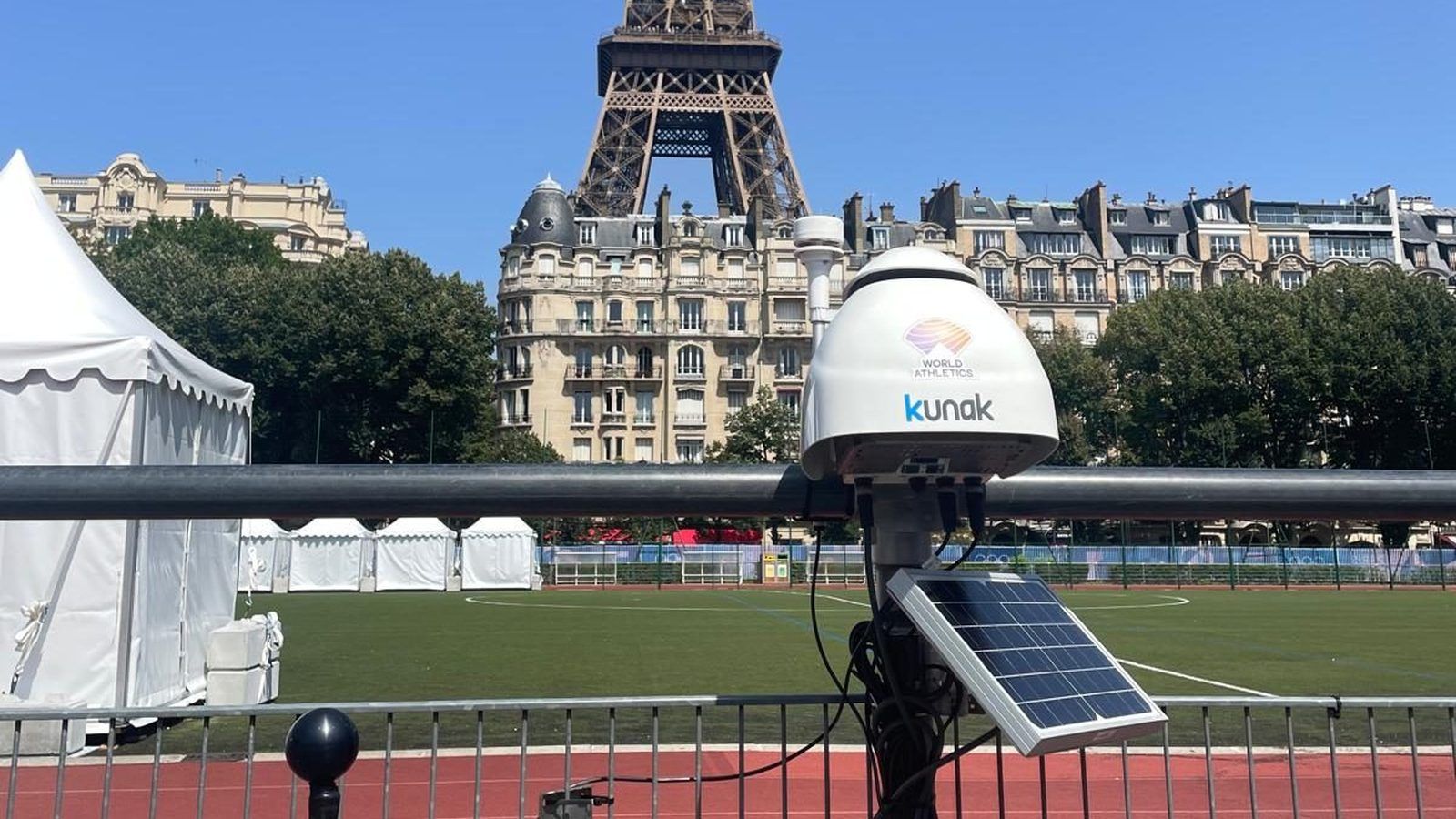 Kunak AIR Pro air quality sensor installed in an urban setting in Paris.