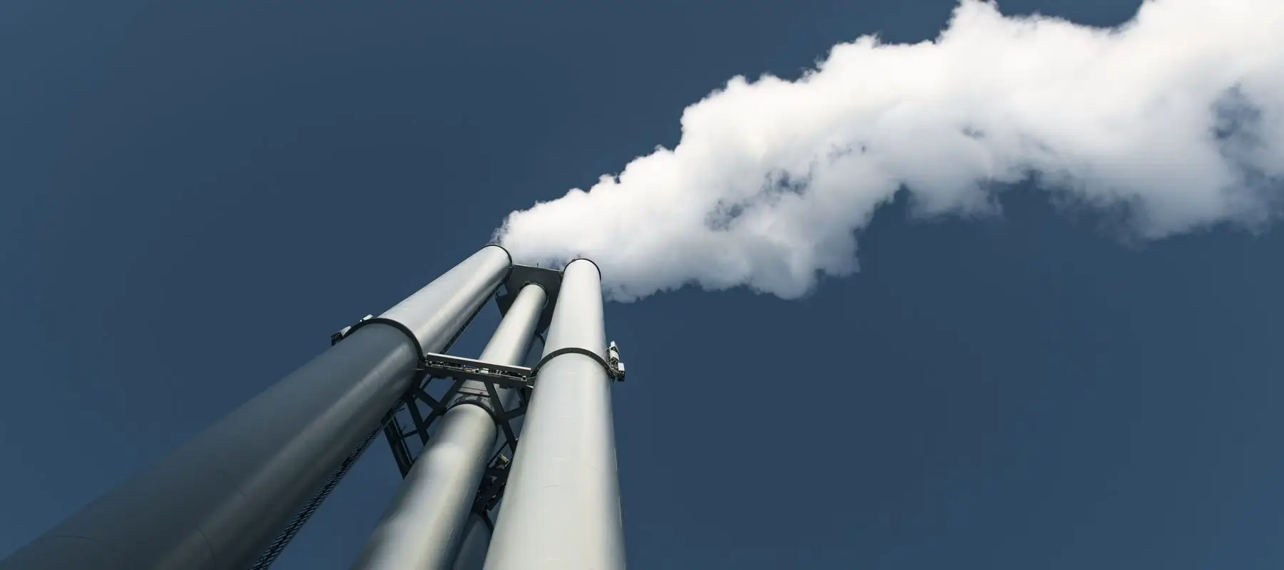 Una emergencia ambiental es una situación repentina o no controlada que puede provocar daños notables e irreversibles sobre el medio ambiente, en la salud humana o en ambos. - Kunak
